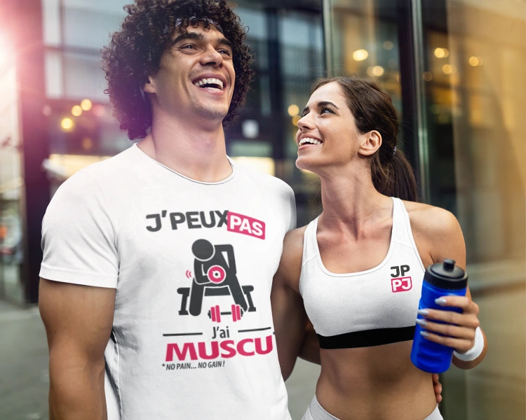 Couple qui sort de la salle de musculation avec des tshirts j'peux pas