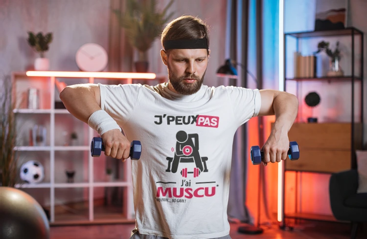 J'ai muscu dans mon salon avec mon t-shirt respirant